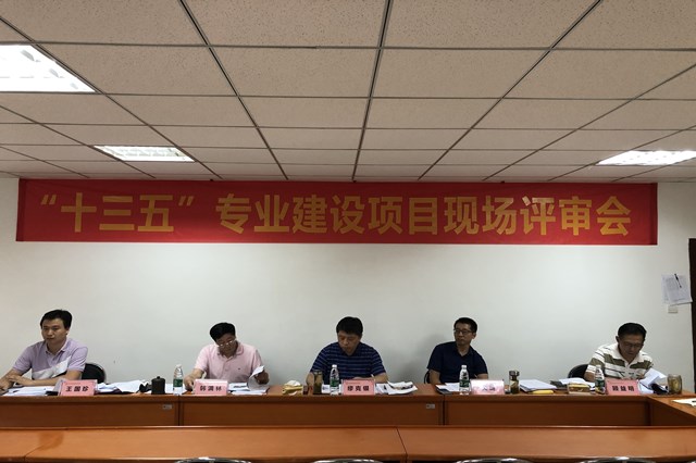 会议室里的人们 描述已自动生成