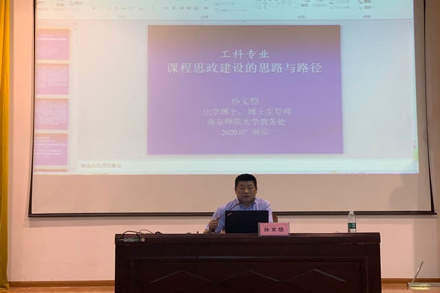 图片包含 屏幕, 电视, 前, 桌子 描述已自动生成